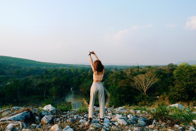 Photo rear view of man standing on rock