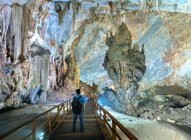 Foto vista posteriore di un uomo in piedi su una roccia