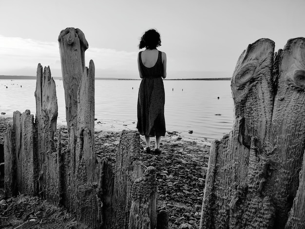 Foto vista posteriore di un uomo in piedi sulle rocce