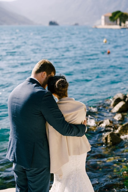 Foto vista posteriore di un uomo in piedi sulla riva del mare