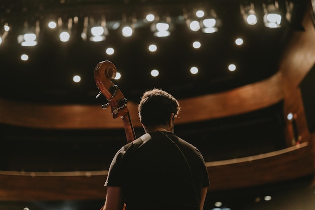 Foto vista posteriore di un uomo in piedi sul palco