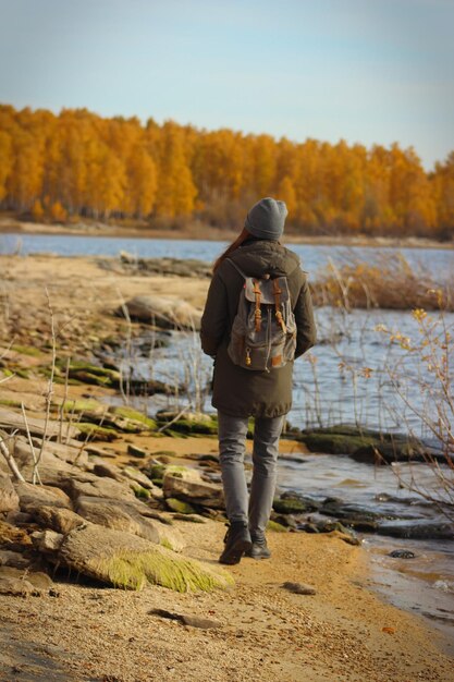 Photo rear view of man standing on street during winter