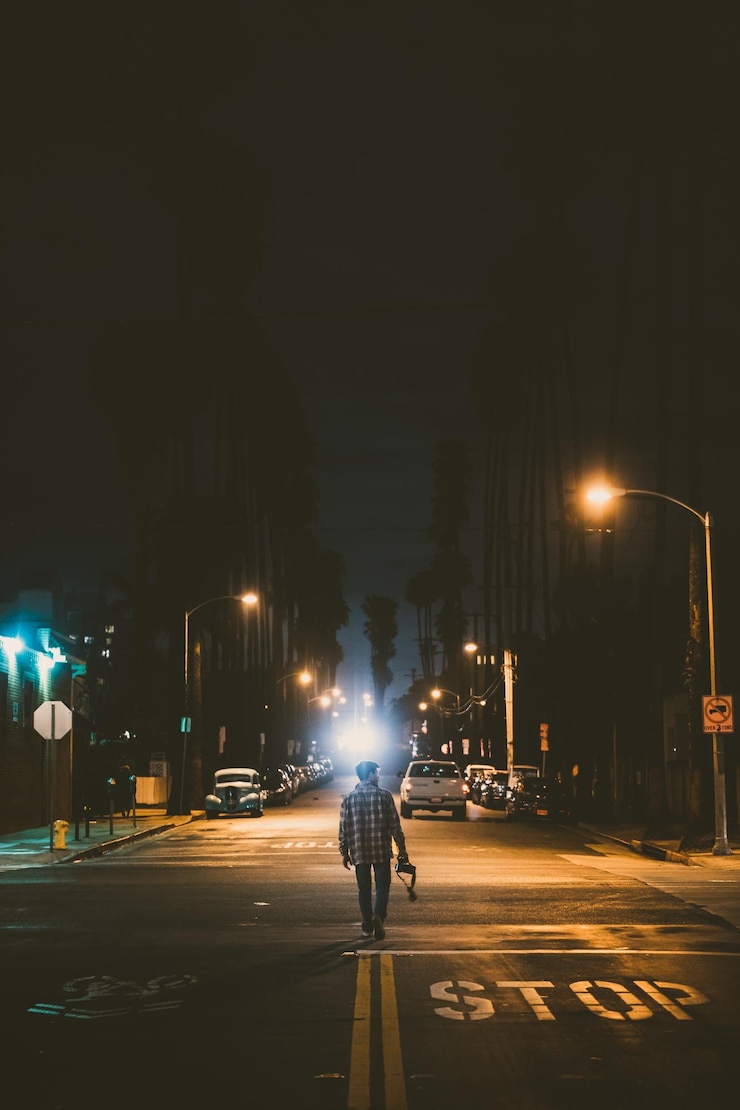 Photo 밤 에 거리 에 서 있는 사람 의 뒷면