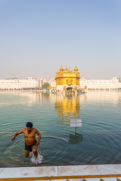 Photo rear view of man standing in temple