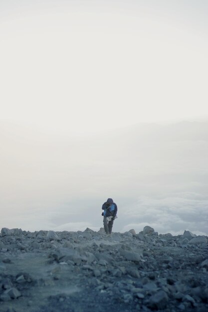 Photo rear view of man standing on top mountain mahameru