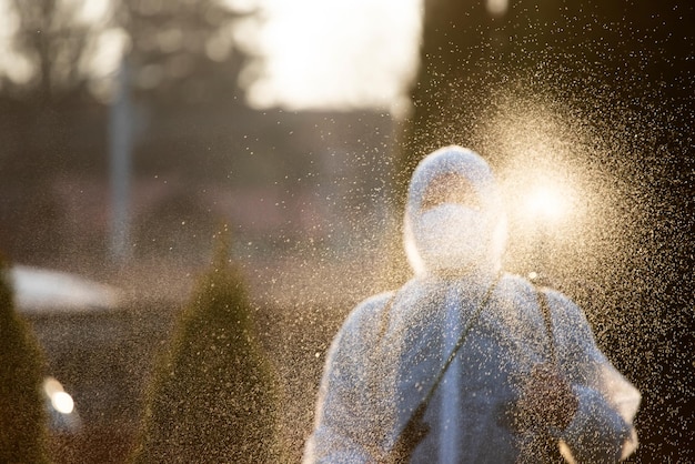 Foto vista posteriore di un uomo in piedi su una statua bagnata durante la stagione delle piogge