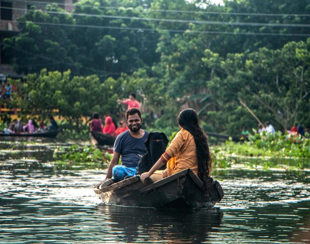 Photo rear view of man surfing in lake