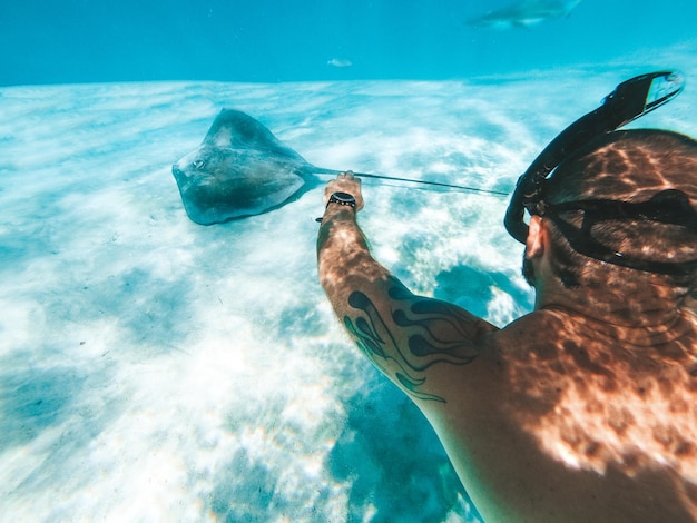 Foto vista posteriore di un uomo che nuota in mare