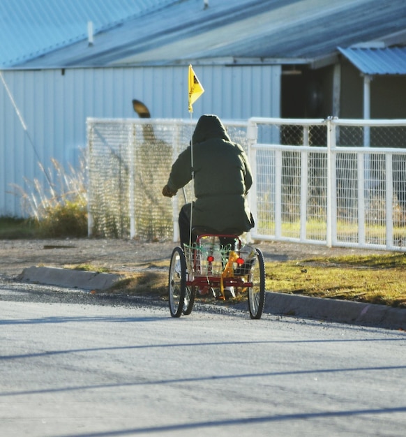 三輪車に乗っている男の後ろの景色