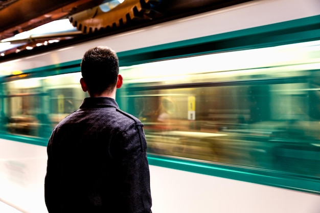 Foto vista posteriore di un uomo in una stazione della metropolitana