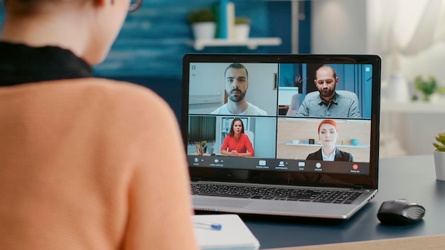 Photo rear view of man using laptop at office