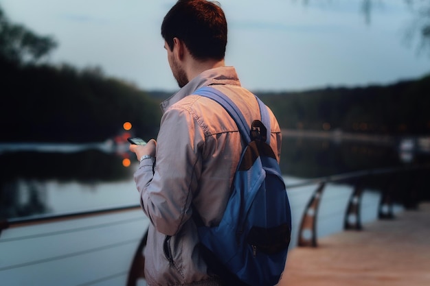 Photo rear view of man using smart phone