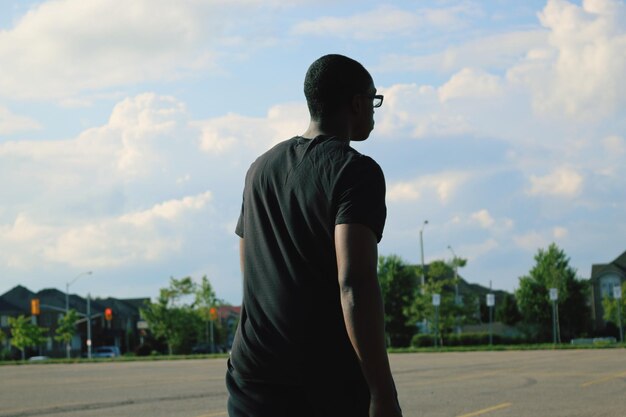 Photo rear view of man walking against sky