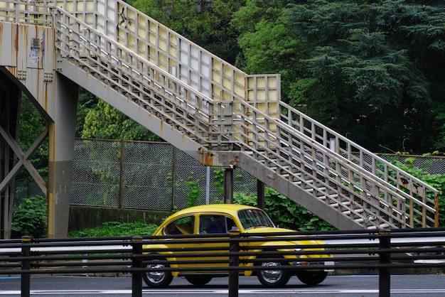 Foto vista posteriore di un uomo che cammina sul ponte