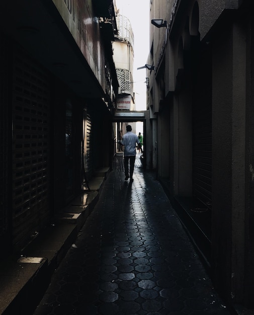 Foto vista posteriore di un uomo che cammina in città