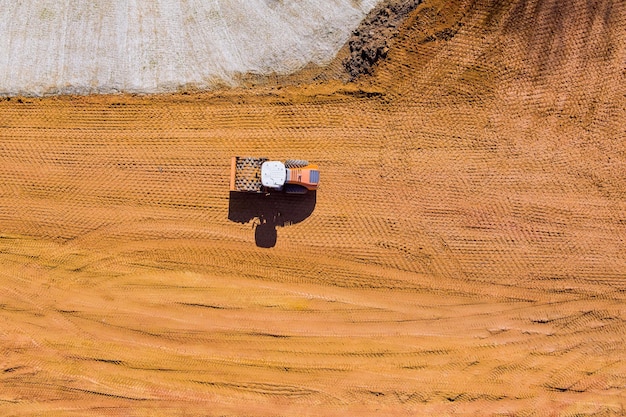 Foto vista posteriore di un uomo che cammina sul campo