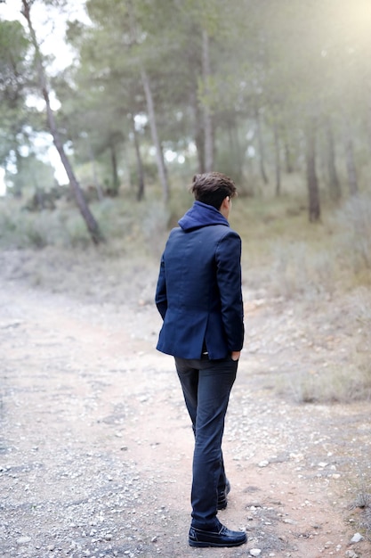 Photo rear view of man walking in forest