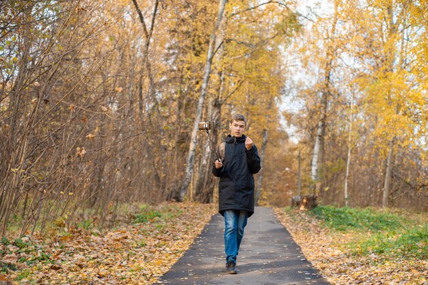 Photo rear view of man walking in forest