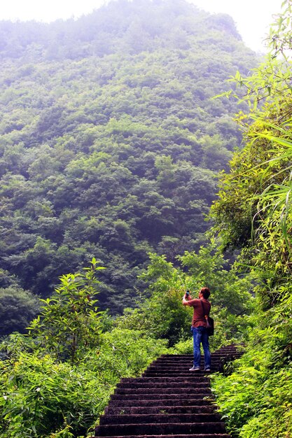 Photo rear view of man walking on hill