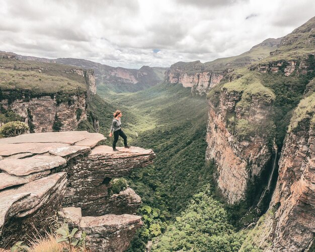 Foto vista posteriore di un uomo che cammina sulla montagna