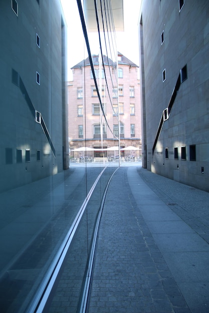 Foto vista posteriore dell'uomo che cammina sulla stazione ferroviaria