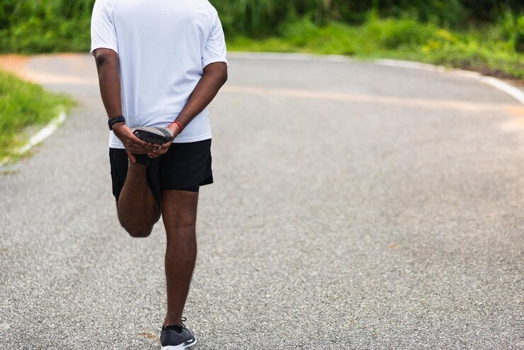 Photo rear view of man walking on road