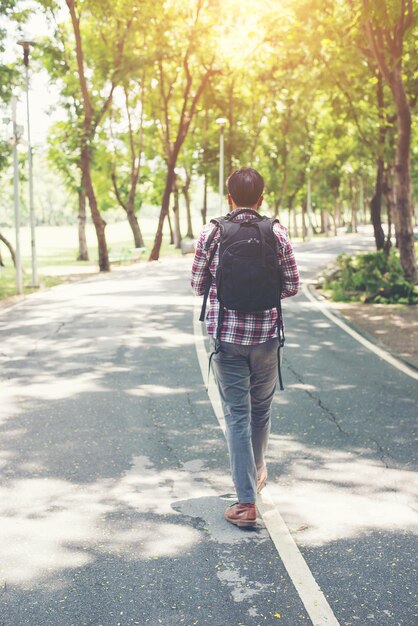 Foto vista posteriore di un uomo che cammina sulla strada