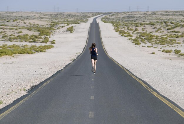 Foto vista posteriore di un uomo che cammina sulla strada