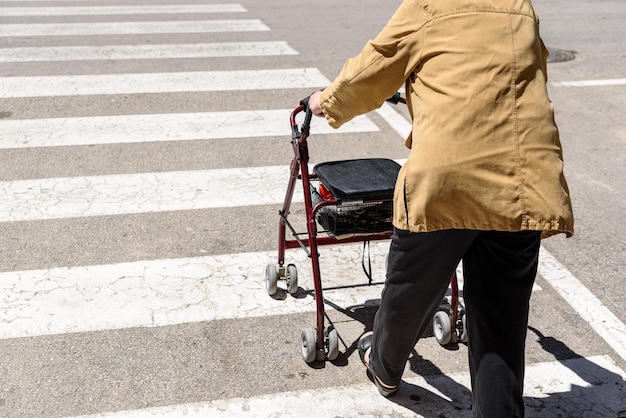 Photo rear view of man walking on road