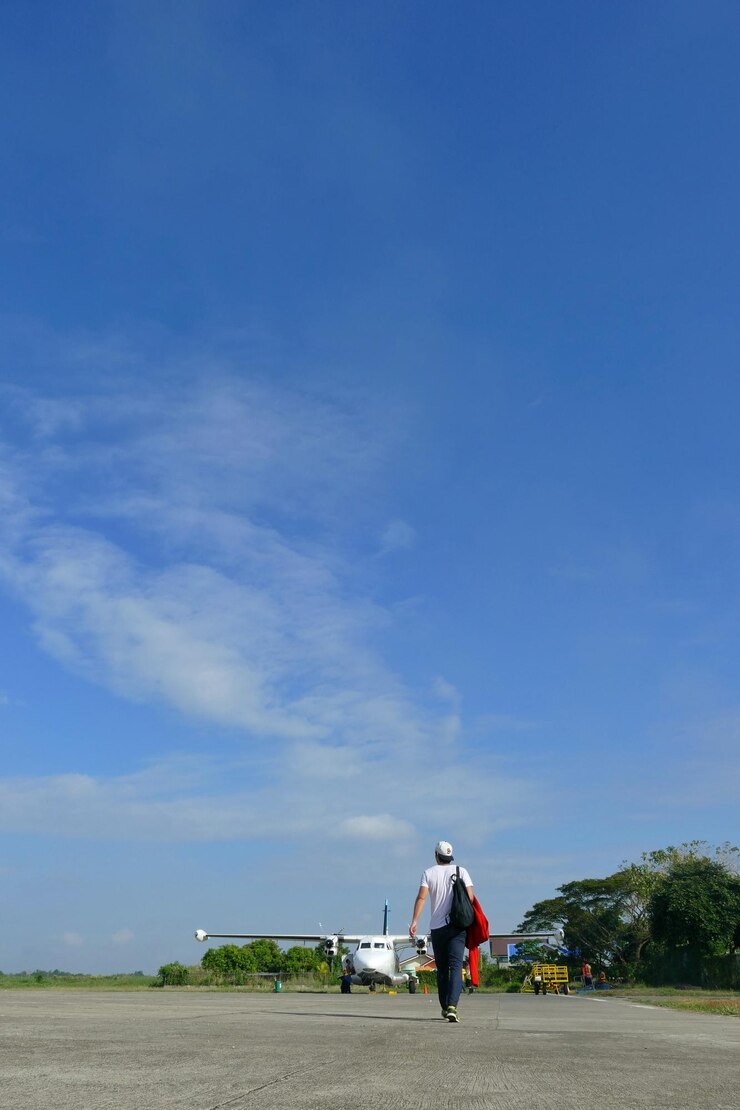 Photo 空に向かって滑走路を歩く男の後ろの景色