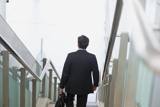 階段を歩いている男の後ろの景色