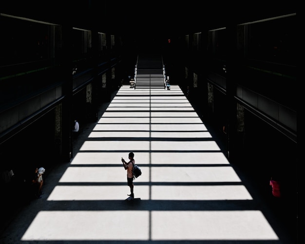 Photo rear view of man walking on street