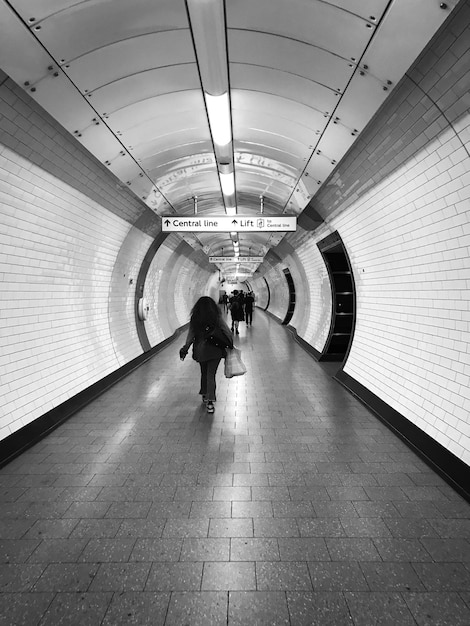 Foto vista posteriore di un uomo che cammina nel tunnel della metropolitana