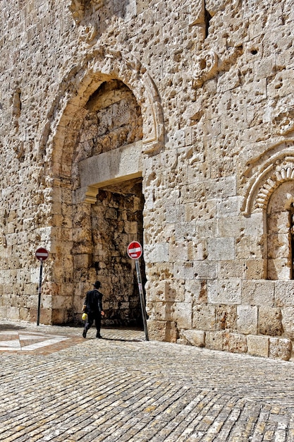 Foto vista posteriore di un uomo che cammina verso la porta di sion