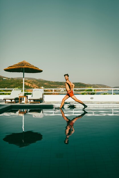 Photo rear view of man walking on water against clear sky