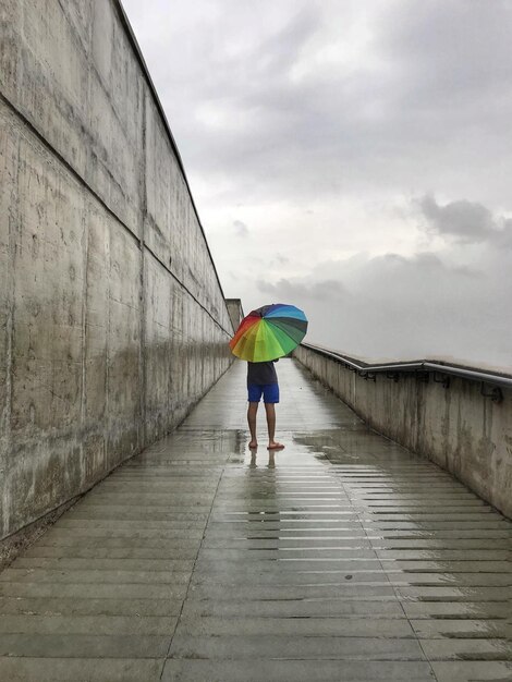 Photo rear view of man on water against sky