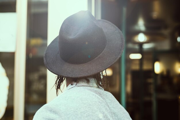 Photo rear view of man wearing hat in city