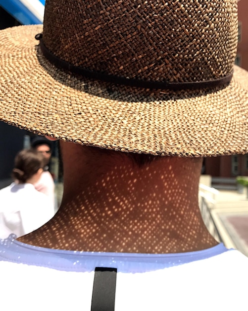 Foto vista posteriore di un uomo che indossa un cappello