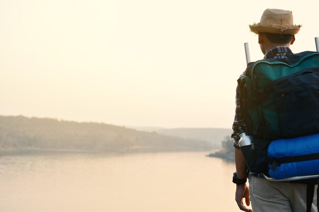 Photo rear view of a man with backpack