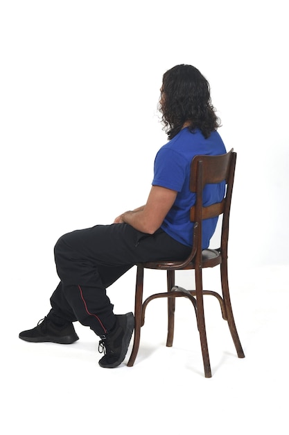 Photo rear and  view of a man with sportswear sitting on chair on white background