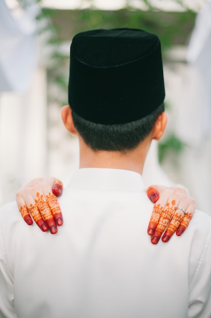 Foto vista posteriore di un uomo con le mani di una donna sulle spalle