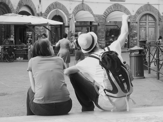 Photo rear view of man and woman sitting on steps