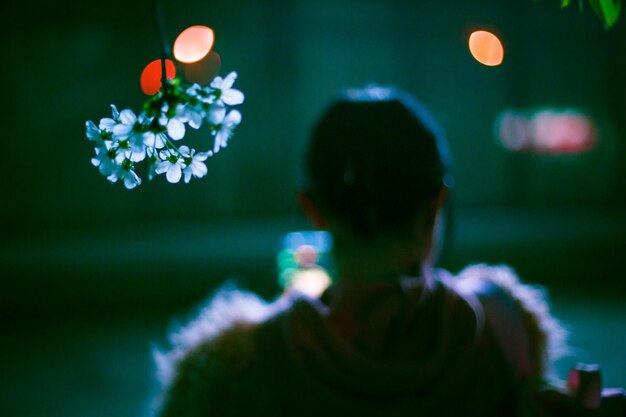 Photo rear view of man and woman standing against blurred background