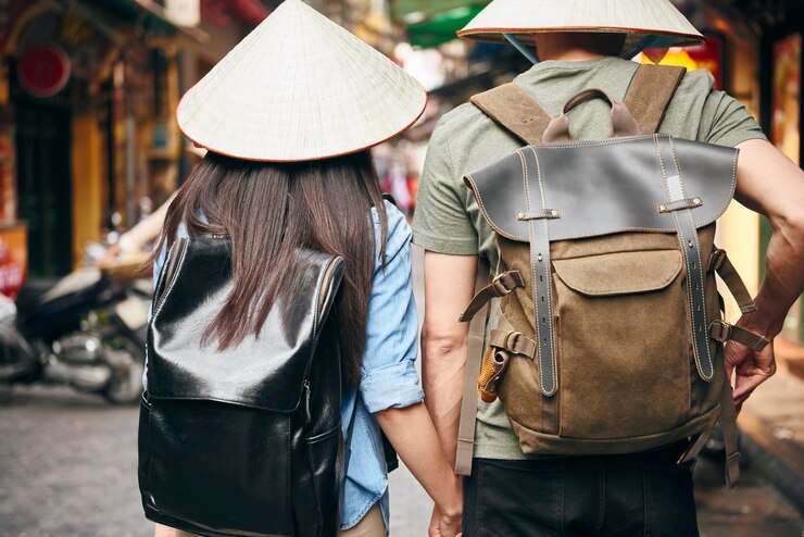 Photo 路上に立っている男と女の後ろの景色