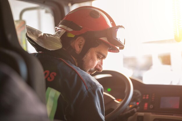 Foto vista posteriore di un uomo che lavora in auto