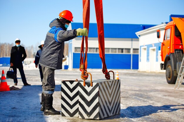 Photo rear view of man working at construction site