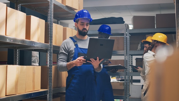 Foto vista posteriore di un uomo che lavora in fabbrica