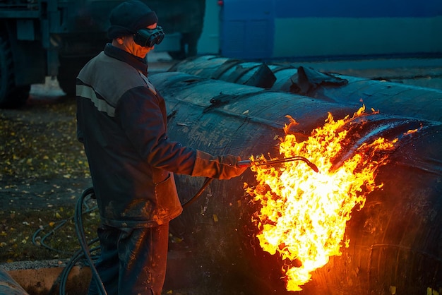 Foto vista posteriore di un uomo che lavora sul fuoco