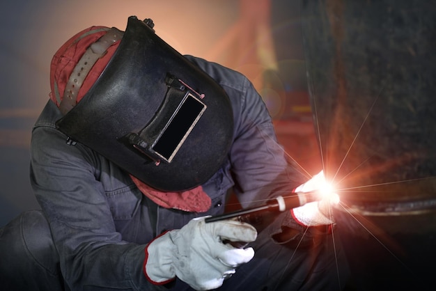 Photo rear view of man working at night