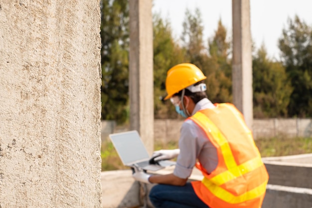 Photo rear view of man working at park